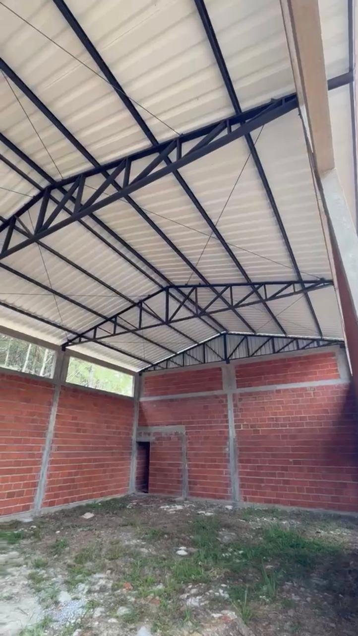 Galpão com estrutura metálica e paredes de tijolo