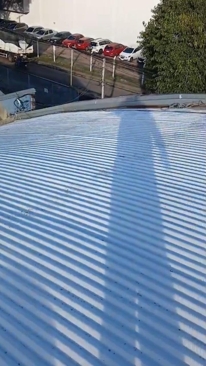 Cobertura em arco com estacionamento ao fundo